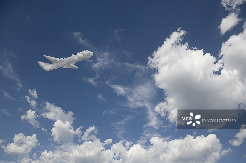 飞机形状的蓝天白云图片素材