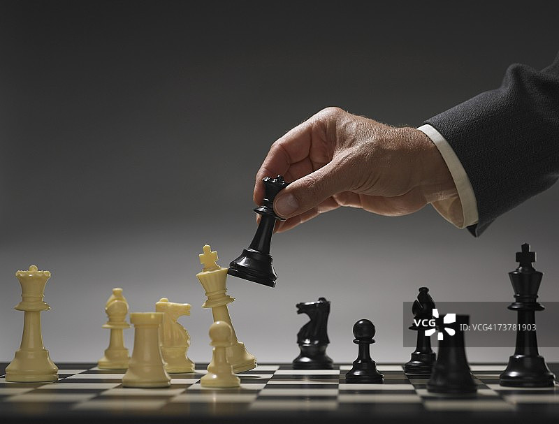 商务人士移动棋子图片素材