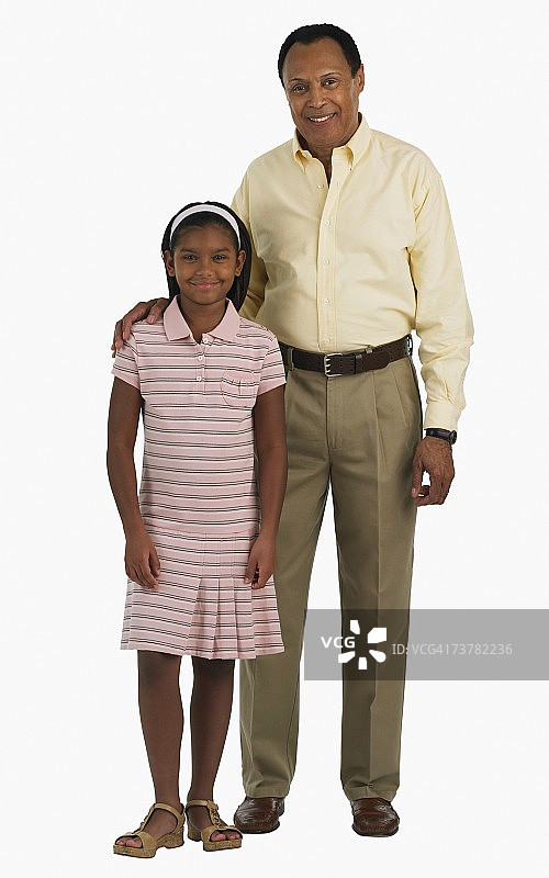 父亲搂着女儿的影棚拍摄图片素材