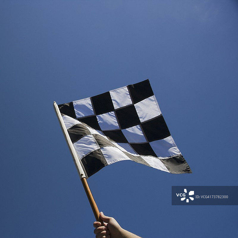 蓝天下的方格旗图片素材