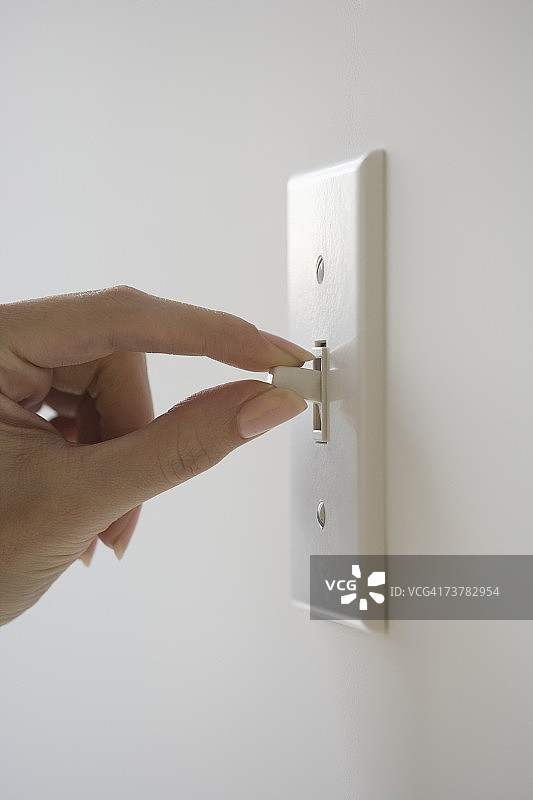 女人打开电灯开关特写图片素材