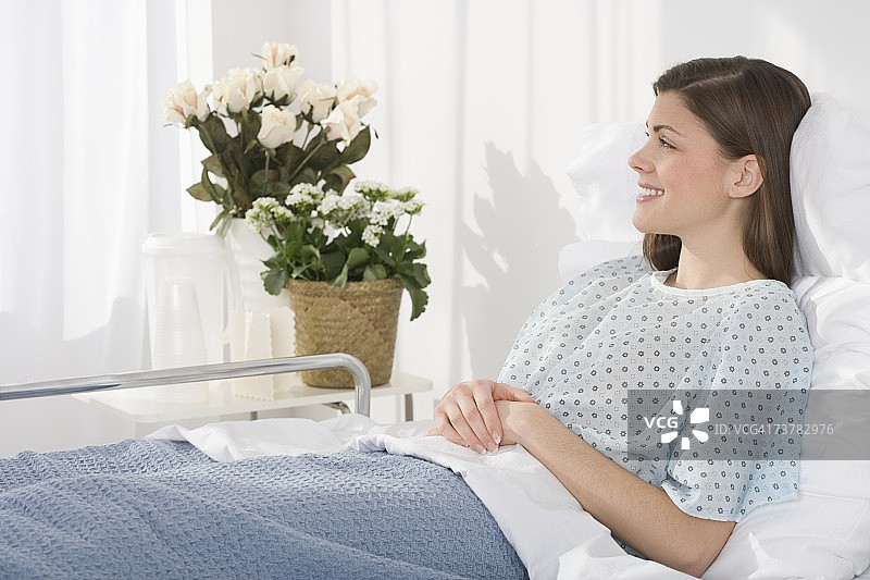 女人躺在医院的病床上图片素材