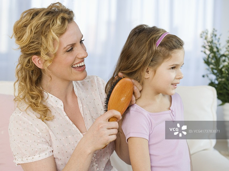 母亲给女儿梳头发图片素材