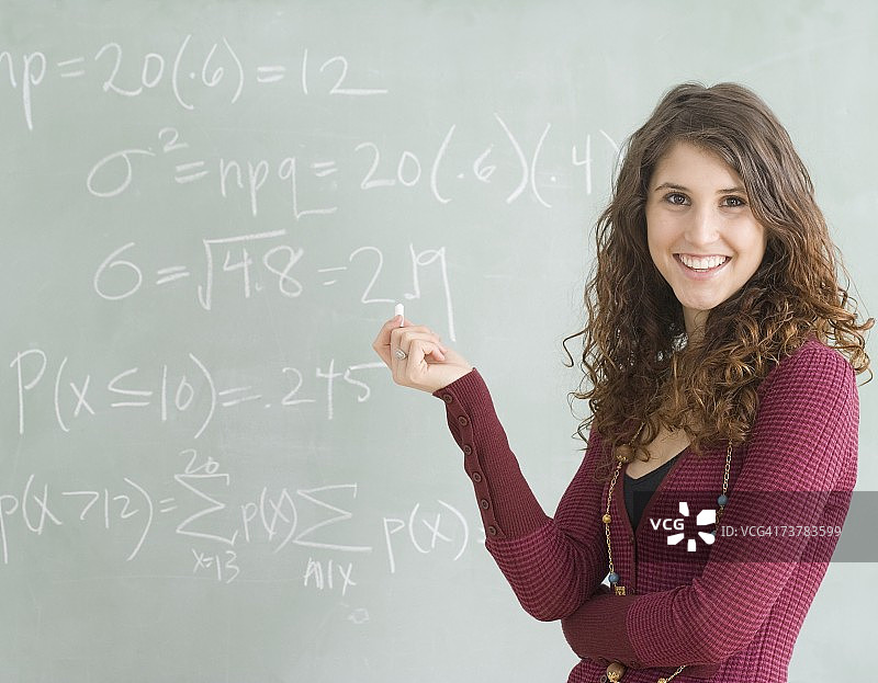 女学生在黑板前图片素材