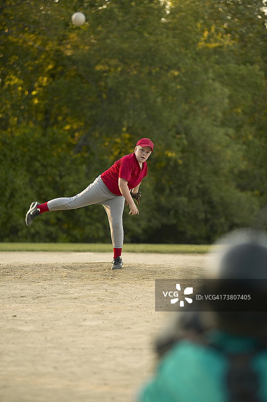 棒球联盟投手在投手丘上投球图片素材