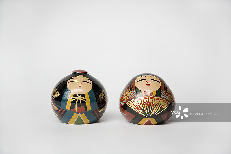 两个木制玩偶图片素材