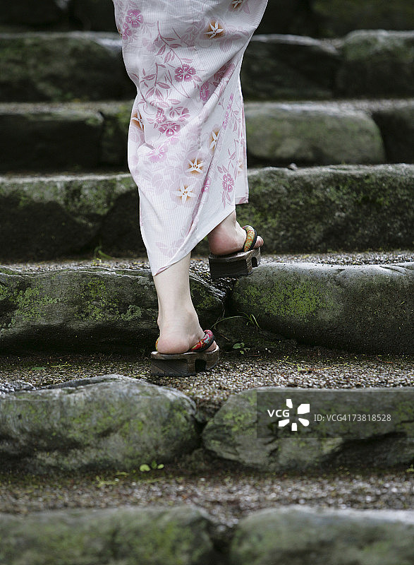 穿着和服的女人的低角度视图图片素材