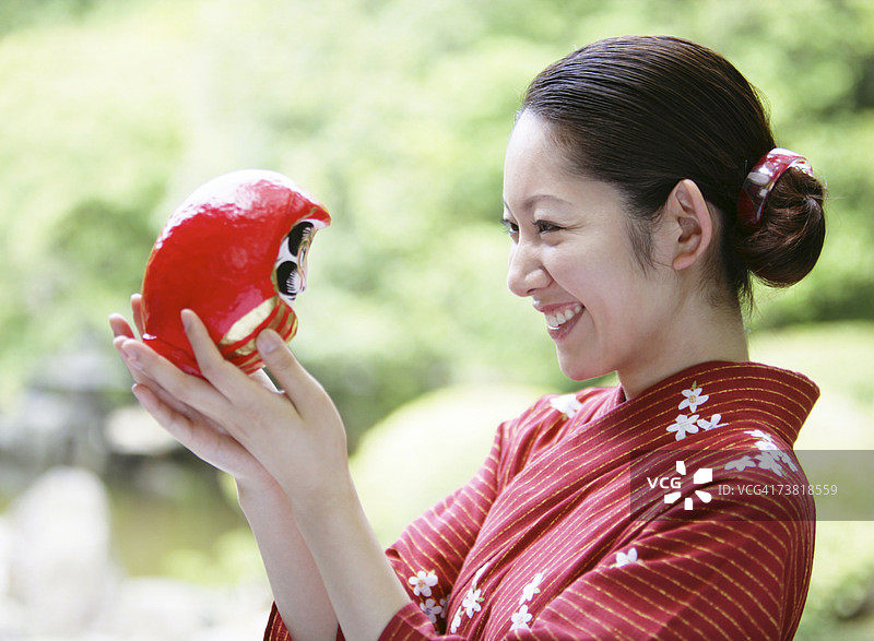 穿和服微笑的亚洲女人图片素材