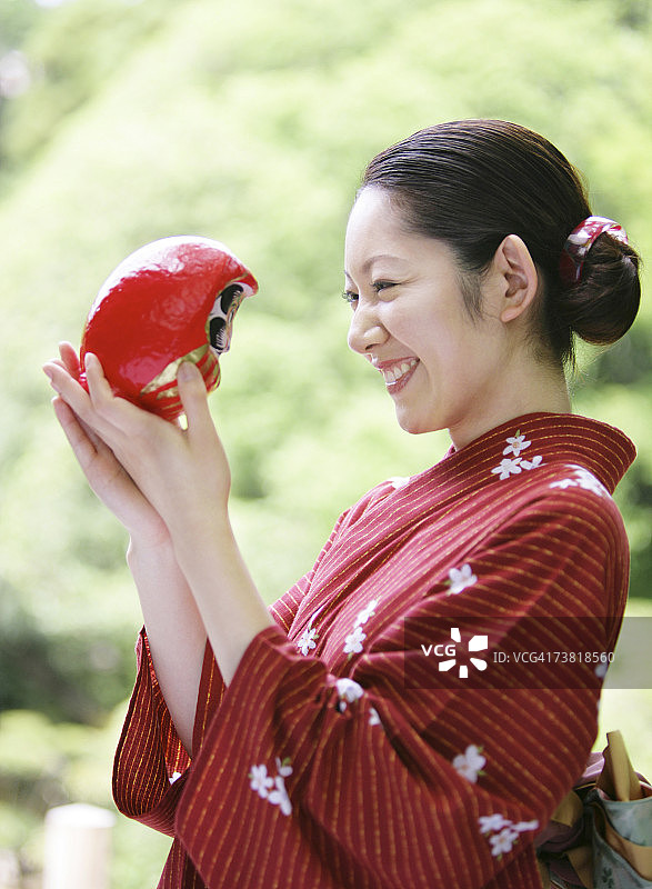 穿和服微笑的亚洲女人图片素材