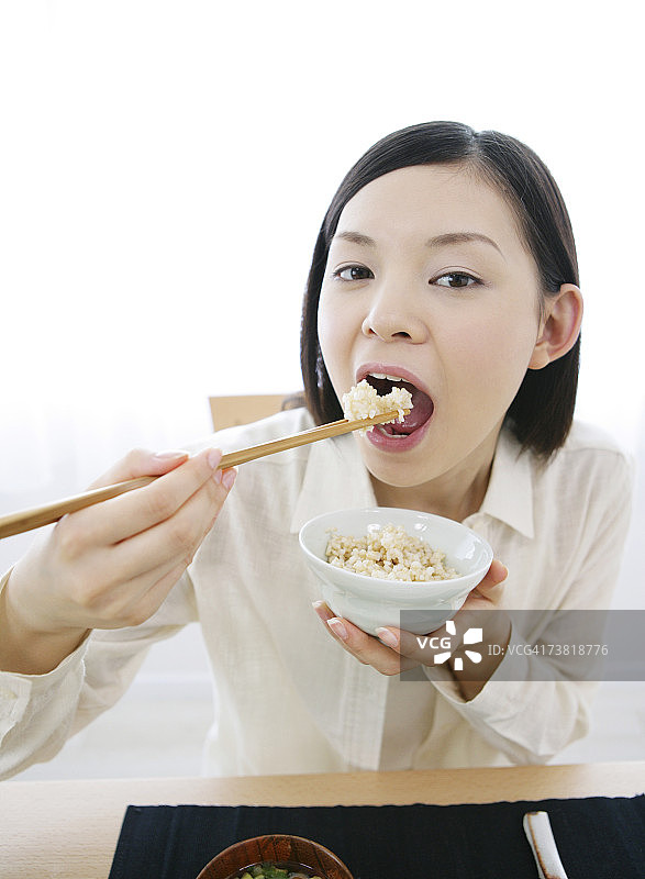 吃饭的日本女人图片素材