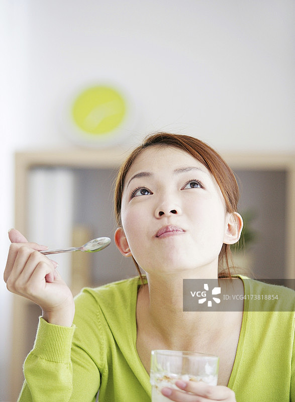 吃甜食的日本女人图片素材