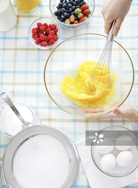 在碗里搅拌鸡蛋的手图片素材