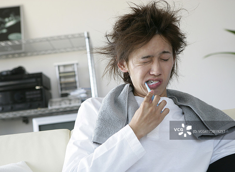亚洲男人刷牙图片素材