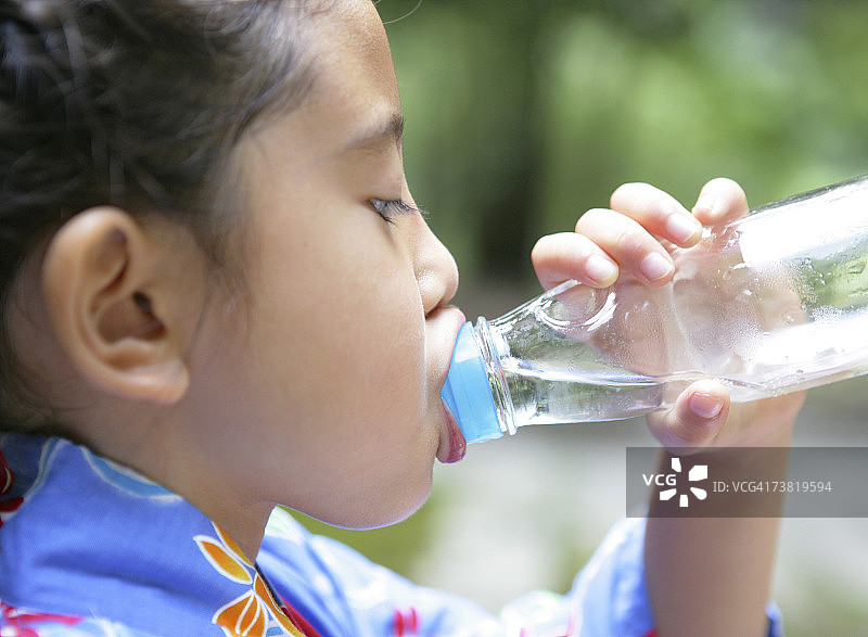 穿着浴衣喝酒的亚洲女孩图片素材