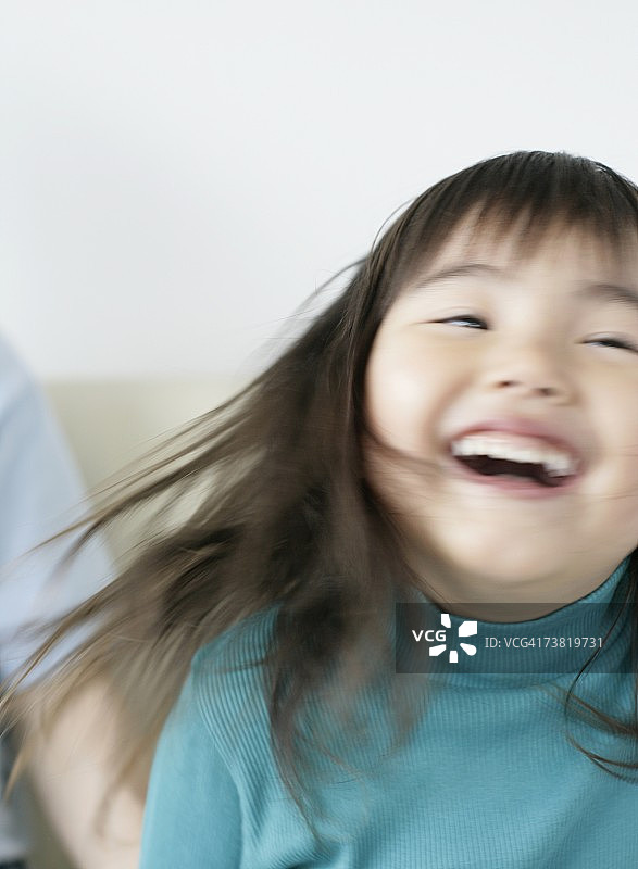 头发飘逸，微笑的女孩特写图片素材