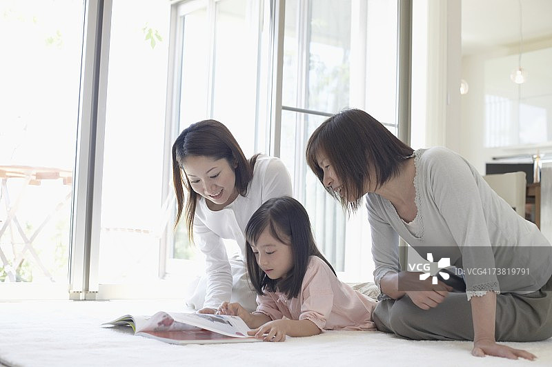 日本女性家庭阅读书籍图片素材