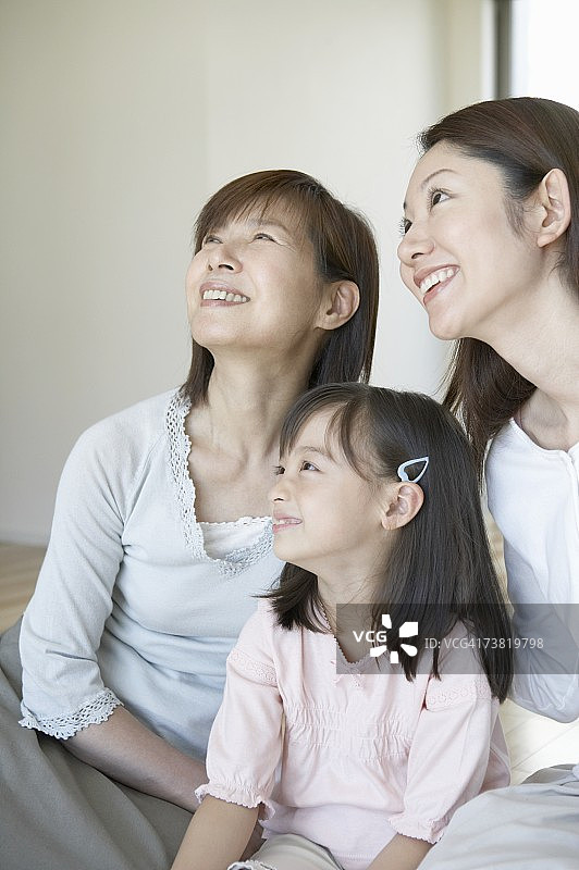 微笑的日本女性家庭图片素材