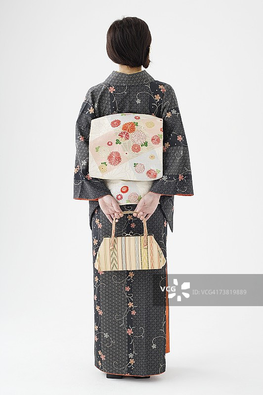 身穿和服的女子，背影视角图片素材