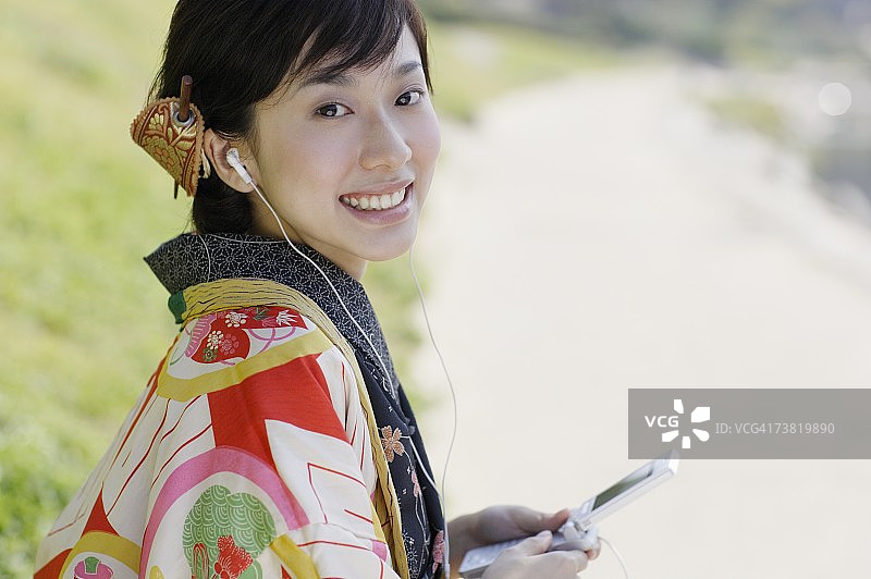 穿着和服戴耳机的女人图片素材