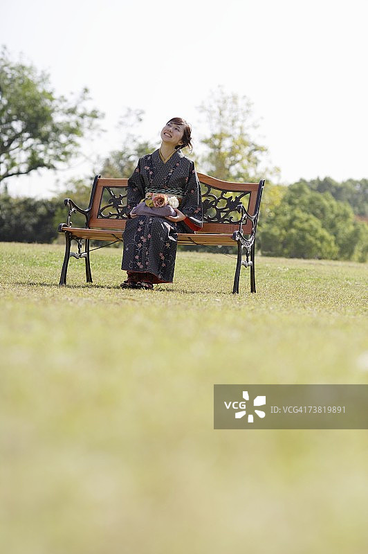身穿和服坐在长凳上的女人图片素材