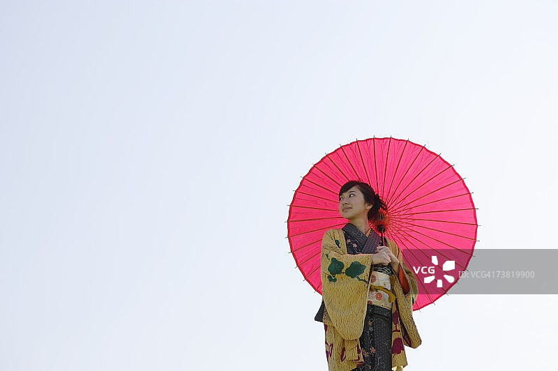 身穿和服，手持雨伞的女人图片素材