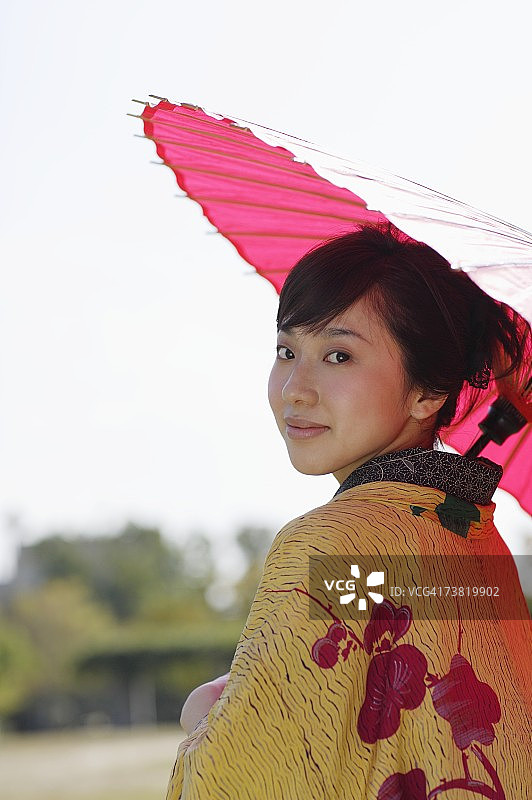 身穿和服，手持雨伞的女人图片素材