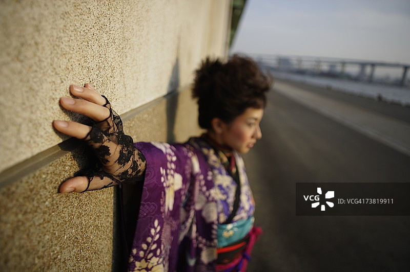 穿着和服靠在墙上的女人图片素材
