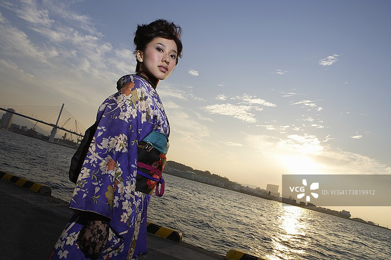 穿着和服的女子与日落图片素材
