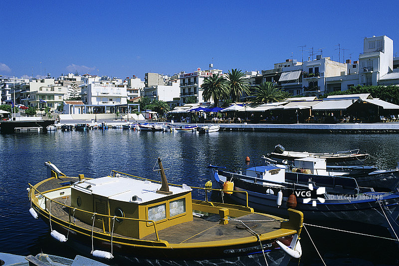 希腊克里特岛阿吉奥斯·尼古拉奥斯码头船只图片素材