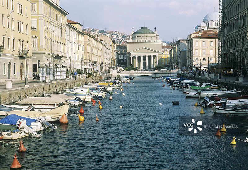 意大利的里雅斯特，泰瑞西亚诺区，运河图片素材