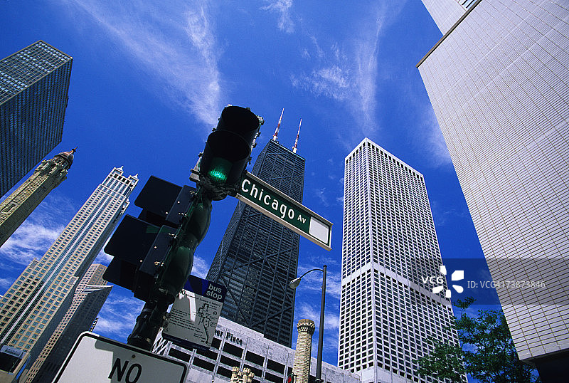 美国伊利诺伊州芝加哥密歇根大道上的汉考克大厦和水塔图片素材