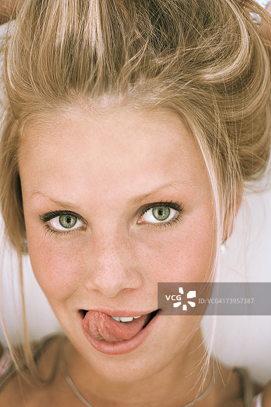 年轻女子舔嘴唇特写图片素材