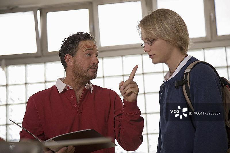 父亲指导儿子（16-17岁）的低角度视角图片素材