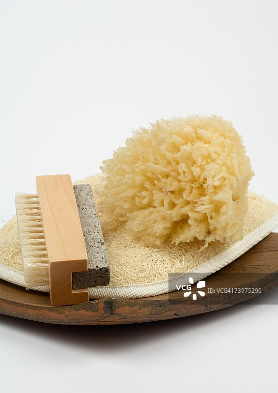 木托盘上的浮石、刷子、丝瓜络和天然海绵图片素材