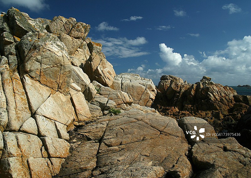 法国布列塔尼布雷阿岛的海岸岩层图片素材