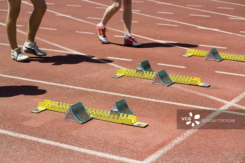 男子在起跑线上准备比赛图片素材