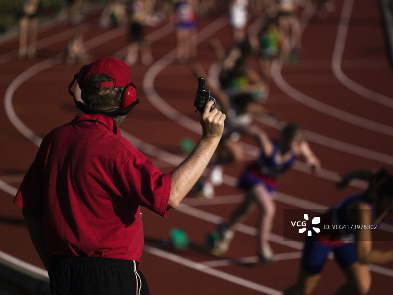 田径比赛起点，发令员持发令枪图片素材