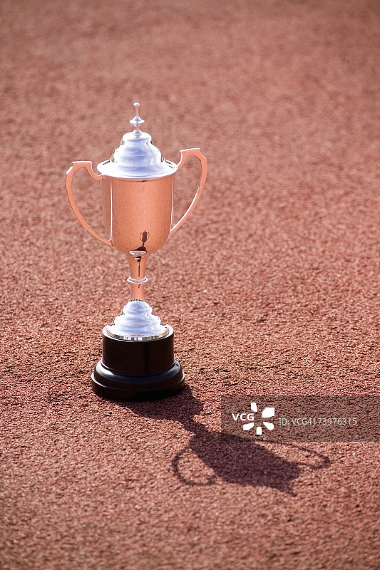 运动跑道上的奖杯图片素材