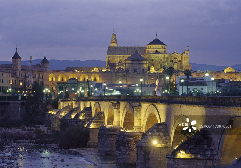 西班牙科尔多瓦主教座堂暨清真寺桥梁景观图片素材