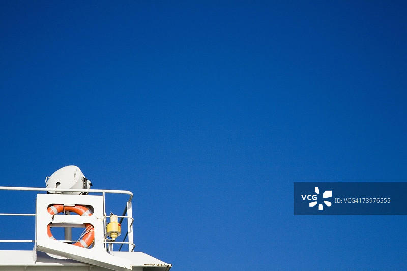 带有救生圈的金属平台图片素材