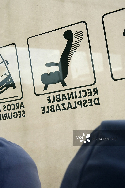 巴士车窗上的信息标志图片素材