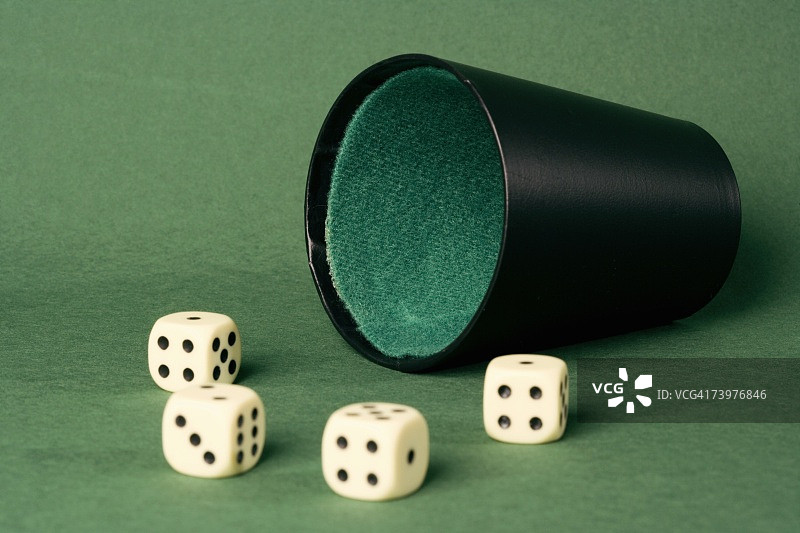 四个骰子和一个骰盅图片素材