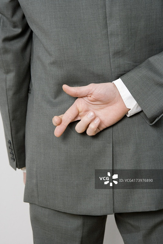 男人在背后交叉手指图片素材