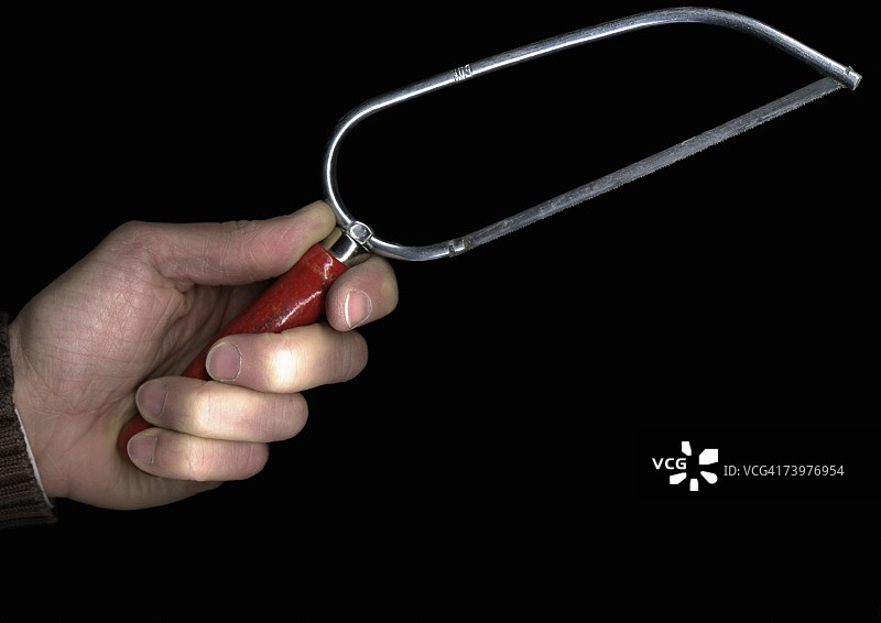 男人拿着一把锯子图片素材