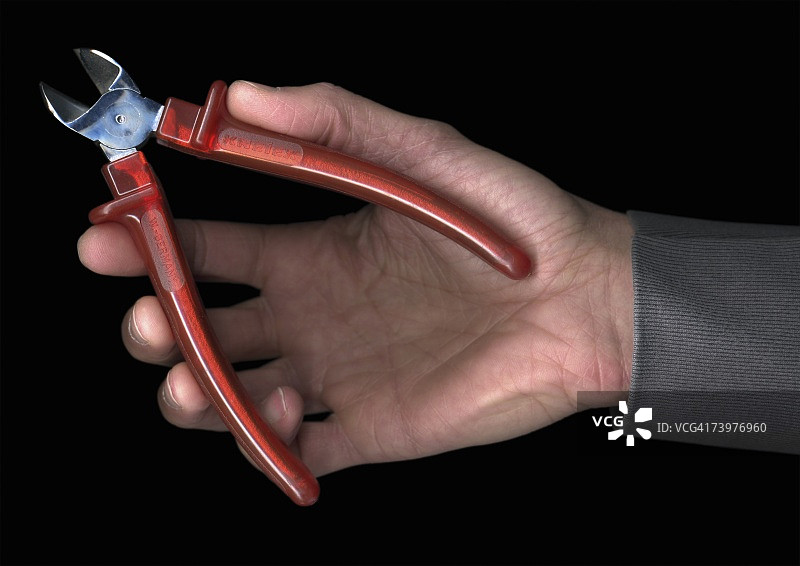 男子手持钳子图片素材