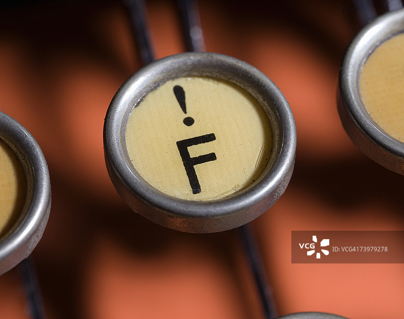 老式打字机上的钥匙特写图片素材