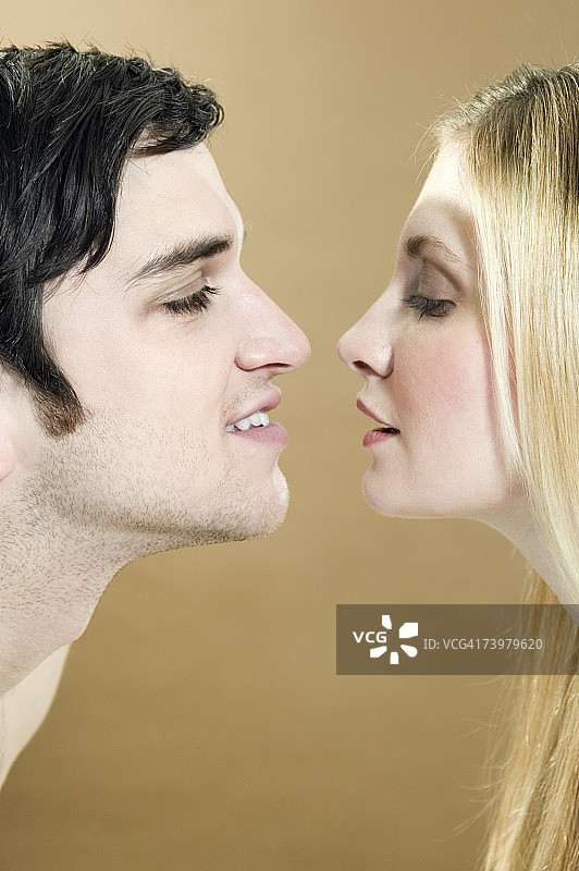 年轻情侣面对面，侧面轮廓图片素材