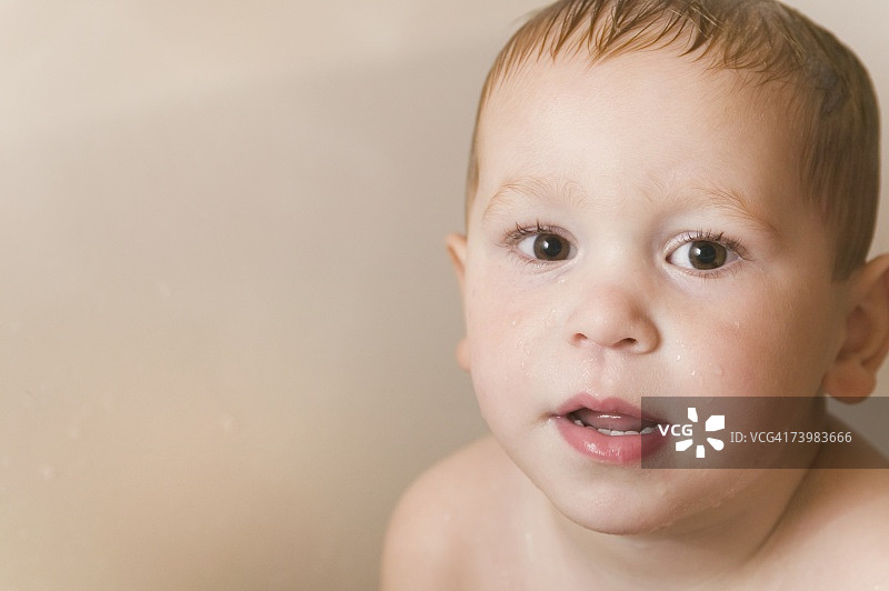 头发湿漉漉的男孩图片素材