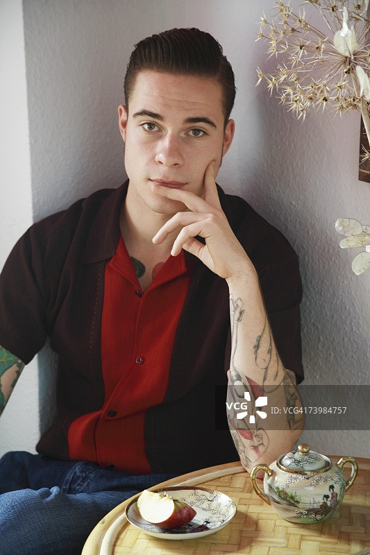 坐在桌旁的年轻摇滚爱好者图片素材