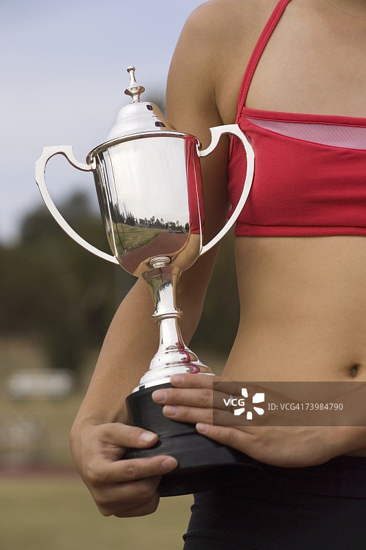 女运动员手持奖杯图片素材